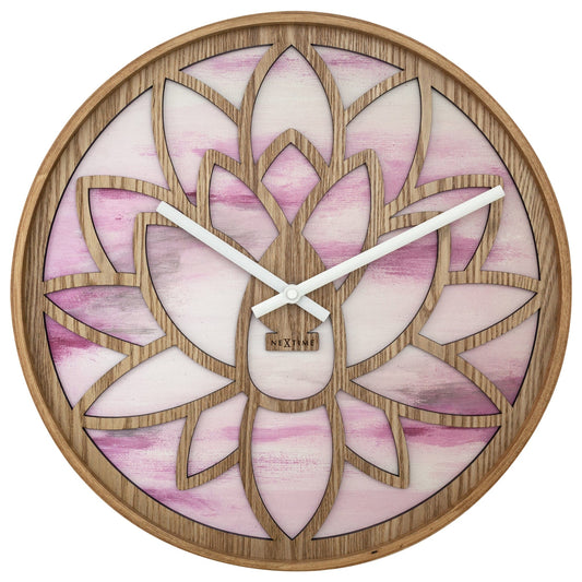 Wandklok 40cm van NeXtime Clocks in roze met houten afwerking, stil en modern ontwerp met de naam "Lotus".