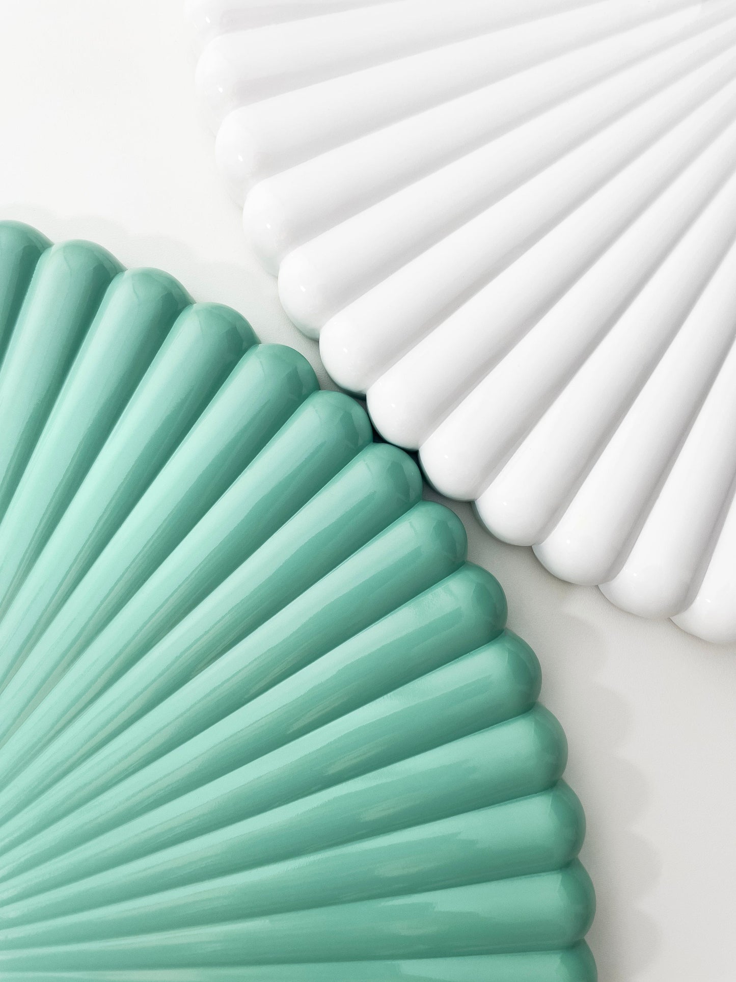 Wall clock 40cm-Silent-White/Green-Polyresin-NeXtime 'Mousse'