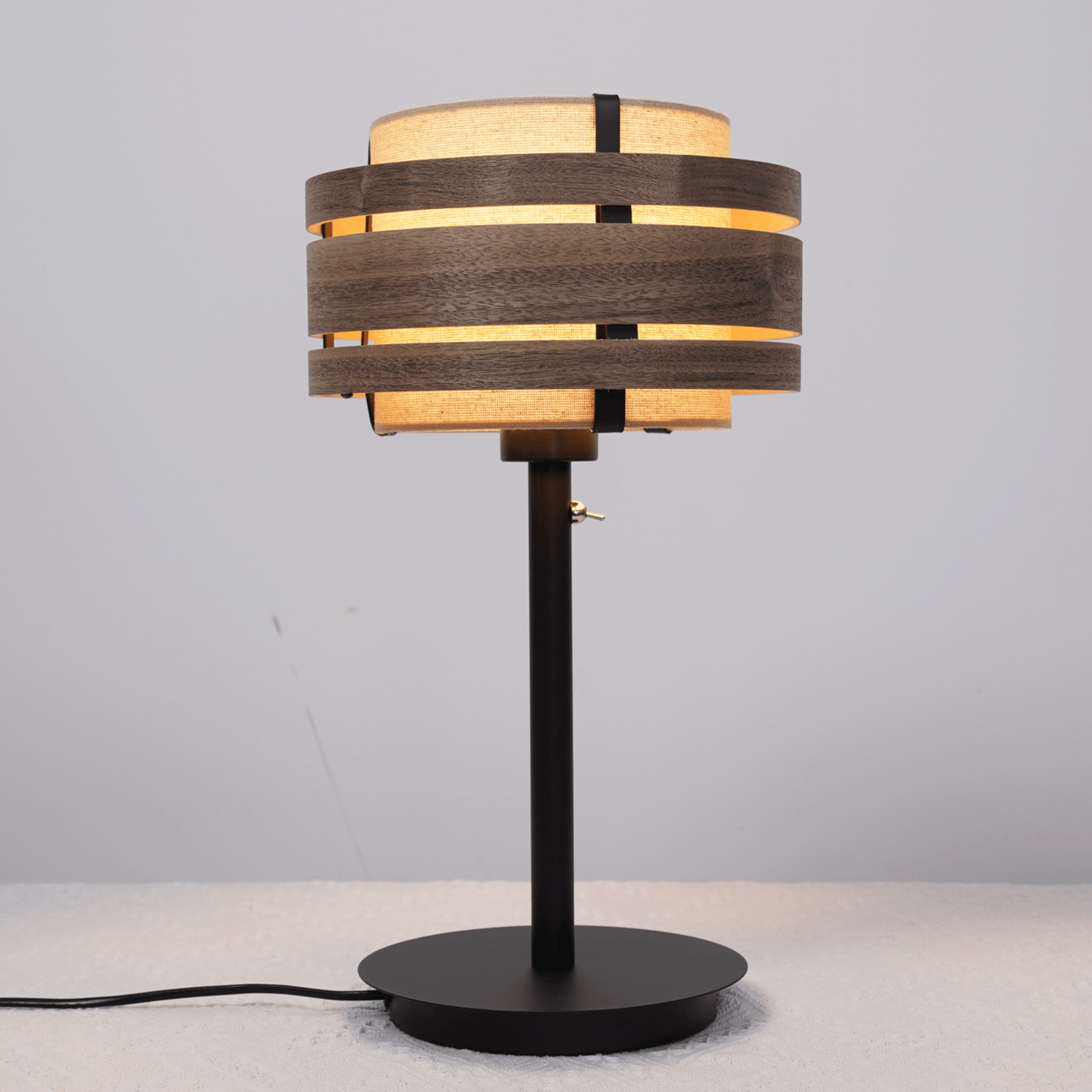 Donkere walnoothouten lampenkap van 25 cm met stoffen afwerking voor de verlichting van NeXtime Clocks.