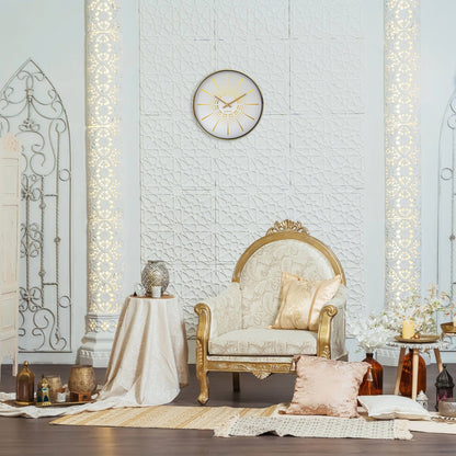 NeXtime kloks wandklok 40cm van metaal, stil en modern ontwerp met "Excentric" stijl op een interieur muur
