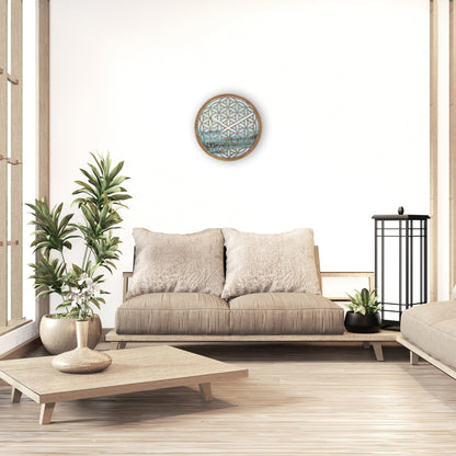 Groene houten wandklok van 40cm van NeXtime Clocks, stille klok met modern design in interieur.