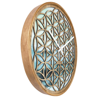 Groene houten wandklok van 40cm met stille werking van NeXtime Clocks, model Concord, zichtbaar aan de linkerkant van de afbeelding.