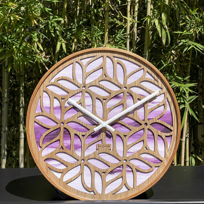 Wandklok 40cm van NeXtime Clocks, zilverkleurig, stilvolle houten klok met stille uurwerk en paarse wijzerplaat, model Yogi