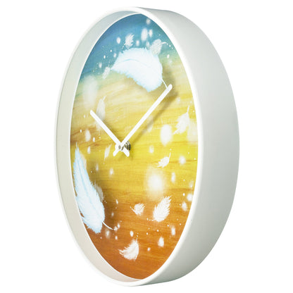 NeXtime wandklok van 30 cm met stille werking, kleurrijke verenprint, plastic behuizing en modern ontwerp op de rechterkant.