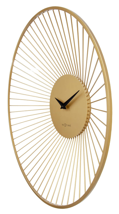 Gele metalen wandklok van 80cm doorsnede met ronde vorm en moderne uitstraling van NeXtime Vasco Round, rechterzijde beeld.