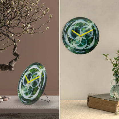 NeXtime Clocks stille tafel- en wandklok van 20cm, groene glazen afwerking, modern design, geschikt voor tafel of muur.