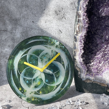 NeXtime Clocks Cosmo groene tafelklok van 20cm met stil uurwerk, temper glas en modern design.