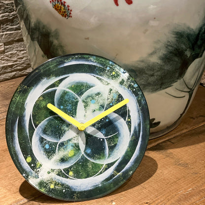 Groene NeXtime tafelklok van 20 cm met stil uurwerk en getint glas, model Cosmo voor op tafel of aan de muur