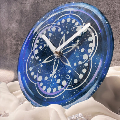 NeXtime klok 'Cosmo Table' van 20cm, stille tafelklok met indigo kleur en geslepen glas, geschikt voor muur of tafel.